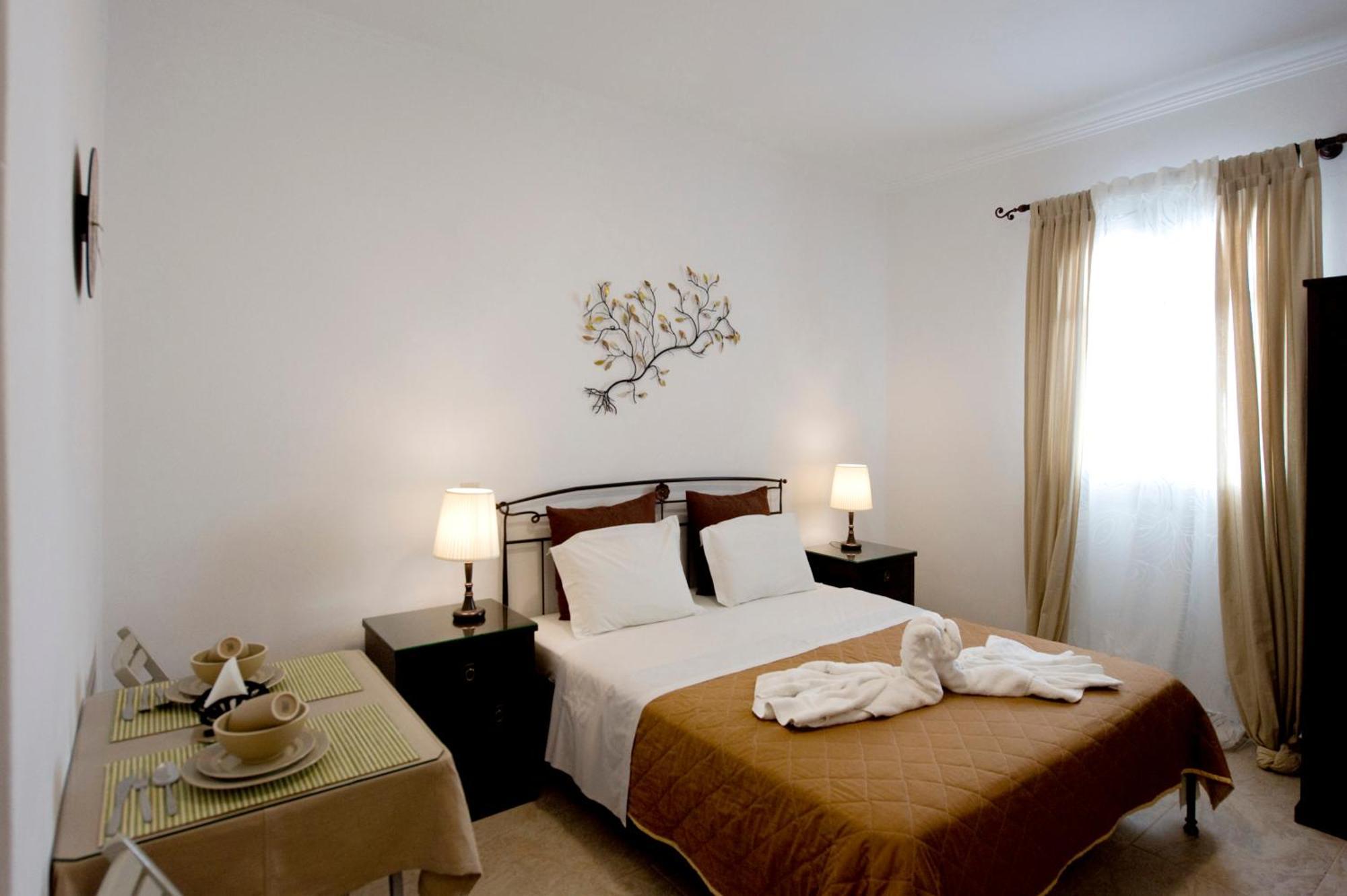 Ostria Aparthotel Adamantas (Milos)