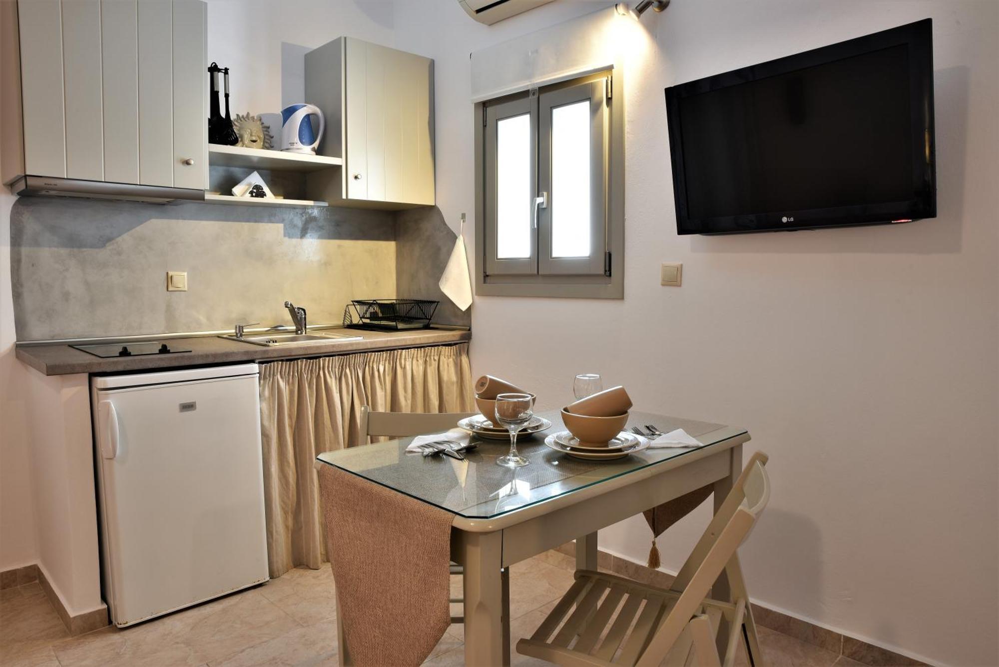 Ostria 2* Adamantas (Milos)